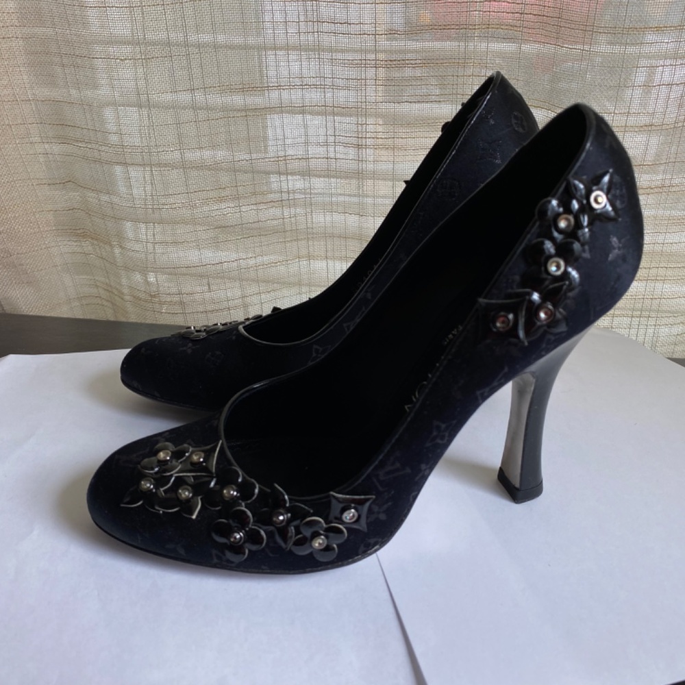 Louis Vuitton black monogram satin pumps heels 35.5 Italy pat leather decor - Picture 5 of 12